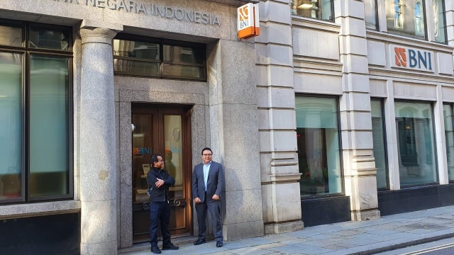 Ujuan dan Putrama di kantor BNI London. Foto: Arifin Asydhad/kumparan