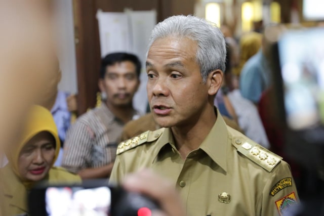 Gubernur Jawa Tengah Ganjar Pranowo usai Rakor penanganan pencemaran Bengawan Solo di Gubernuran. Foto: Afiati Tsalitsati/Kumparan