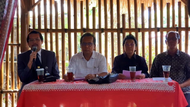 Direktur STIKOM Bali Dadang Hermawan (ujung kiri) bersama para petinggi ITB STIKOM Bali (ACH)
