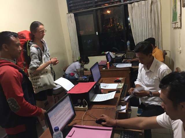 Bule jerman saat diperiksa di Polsek Ubud (KAD)