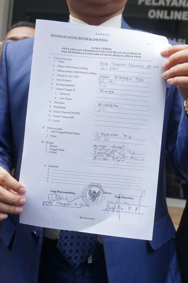Pengacara Pitra Romadoni menunjukkan surat permintaan perlindungan hukum kepada Jaksa Agung terhadap korban First Travel di Kejaksaan Agung, Jakarta. Foto: Nugroho Sejati/kumparan