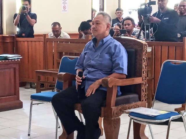 Tommy Winata saat tampil di PN Denpasar (KR 14)