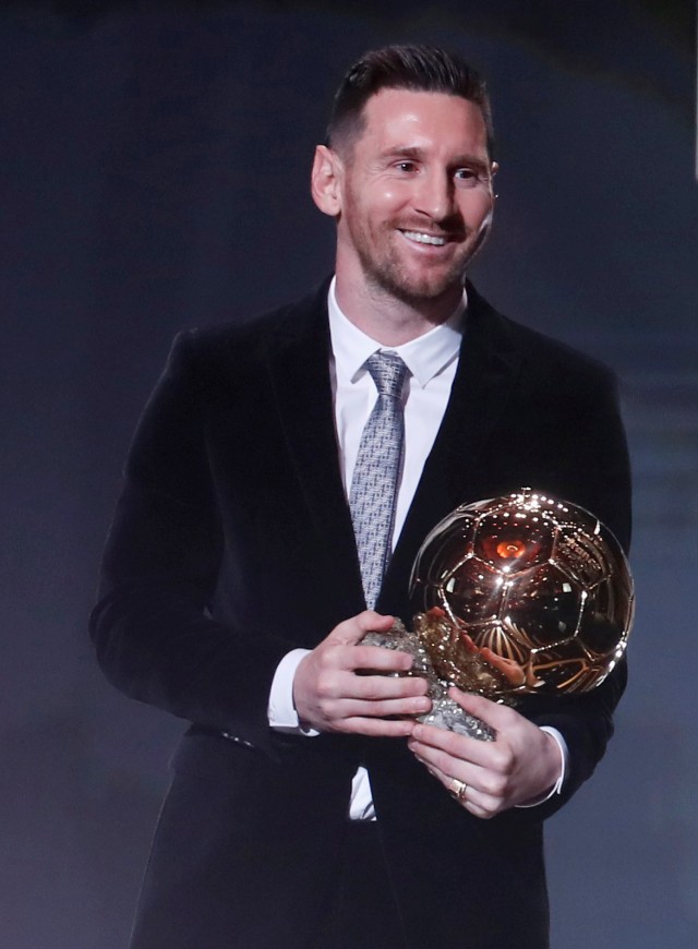 Pemain Timnas Argentina dan FC Barcelona, Lionel Messi bersama memegang Penghargaan Ballon d'or di Teater du Chatelet, Paris, Prancis.  Foto: REUTERS / Christian Hartmann