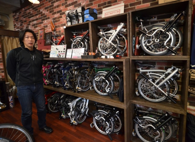 Penjual menunjukkan sepeda Brompton di outlet ritel di Yokohama, Jepang. Foto: AFP/YOSHIKAZU TSUNO