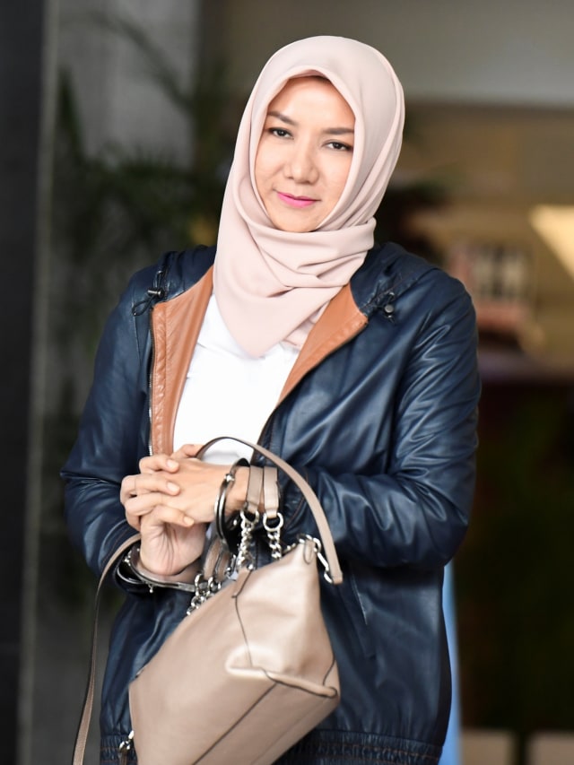 Mantan Bupati Kutai Kartanegara Rita Widyasari meninggalkan gedung KPK usai menjalani pemeriksaan di Jakarta, Selasa (3/12). Foto: ANTARA FOTO/Akbar Nugroho Gumay