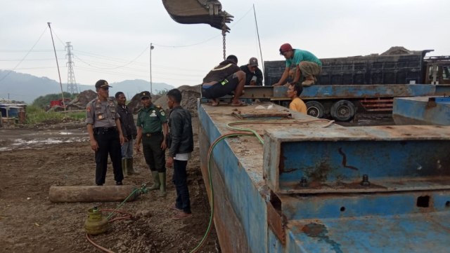 Pencarian Saeful, operator tambang pasir di Cianjur yang hilang karena tertimbun longsor.
Foto: Dok. Polres Cianjur