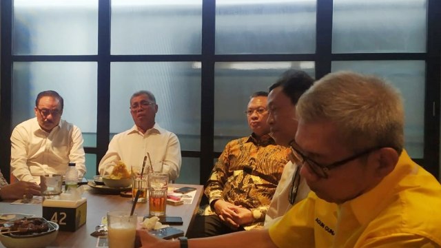 Bambang Soesatyo (ketiga kanan) memberikan keterangan pers terkait mundur dari pencalonan ketua umum Golkar di Sate Senayan, Jakarta Selatan, Selasa (3/12). Foto: Maulana Ramadhan/kumparan 