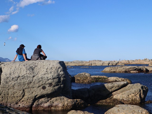 Wisatawan asing tengah bersantai menikmati debur ombak di Point Kean Seal Colony. Foto: Helinsa Rasputri/kumparan