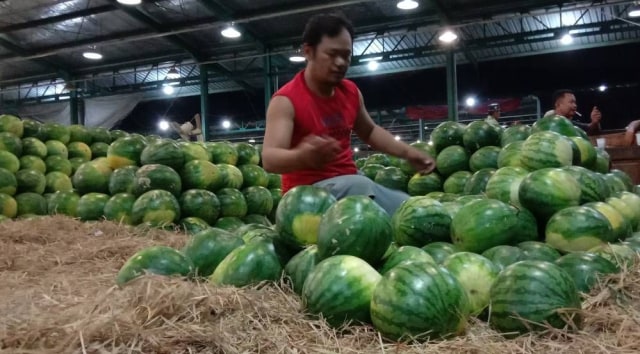 Kemarau Panjang, Stok Buah Semangka di Pasar Induk PIOS Tetap Aman