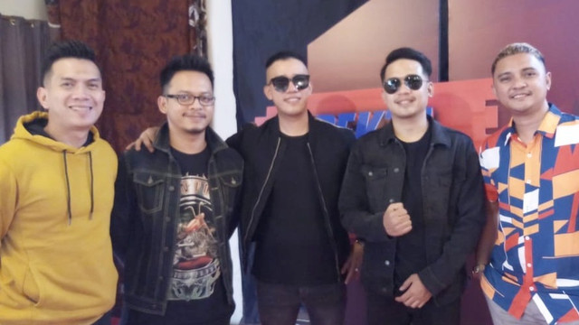 Repvblik Band di konferensi Pers Spekta Merah, di Joglo Kemang, Jeruk Purut, Jakarta Selatan, Selasa (3/12).
Foto: Giovanni/kumparan