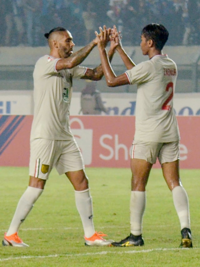 Selebrasi pemain Persela Lamongan usai menang melawan Persib Bandung dalam lanjutan Liga 1 2019 di Stadion Si Jalak Harupat, Bandung (3/12).  Foto:  ANTARA FOTO/Raisan Al Farisi