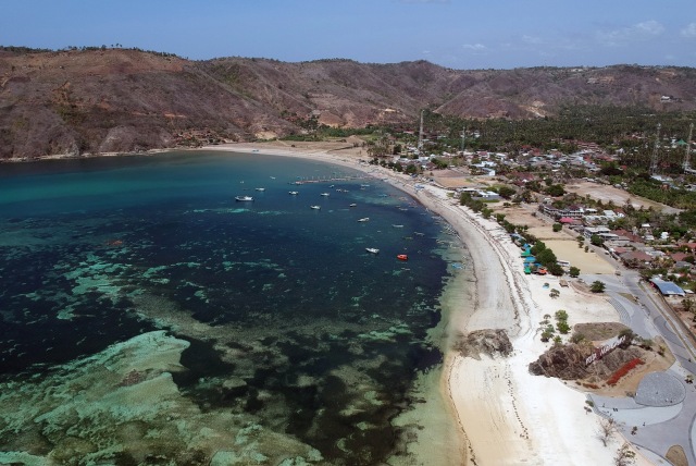 Puluhan kapal tradisional bersandar di Pantai Kuta Mandalika, Kabupaten Lombok Tengah, Nusa Tenggara Barat, Selasa (3/12/2019). Foto:  ANTARA FOTO/Harviyan Perdana Putra