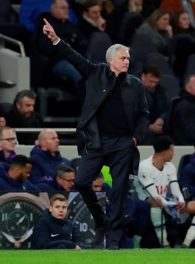 Jose Mourinho berpose bak Michael Jackson. Foto: Reuters/Andrew Couldridge