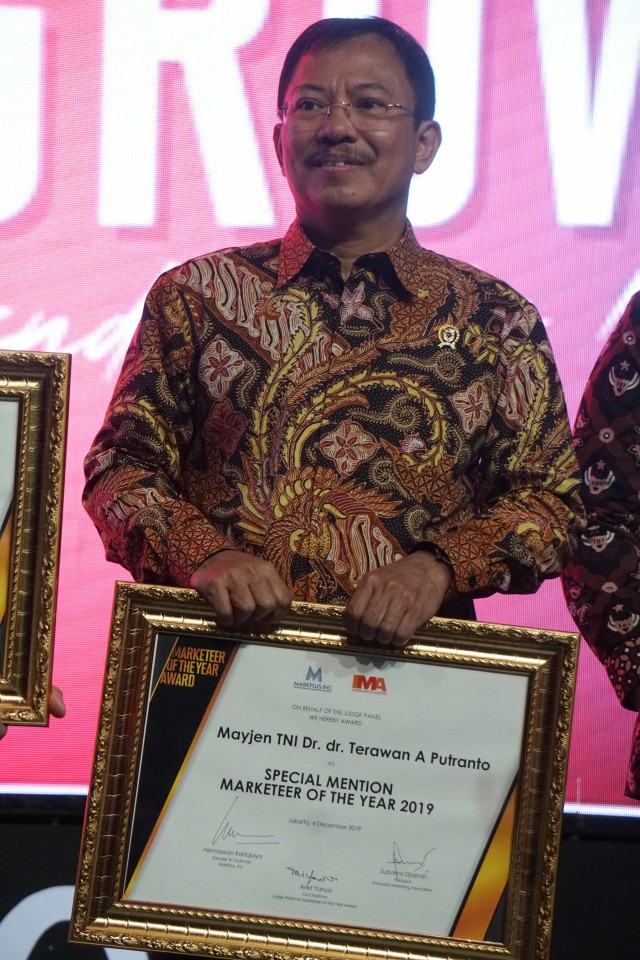 Menteri Kesehatan Terawan, menerima penghargaan Marketeer Award dari Mark Plus di Jakarta (4/12). Foto: Irfan Adi Saputra/kumparan