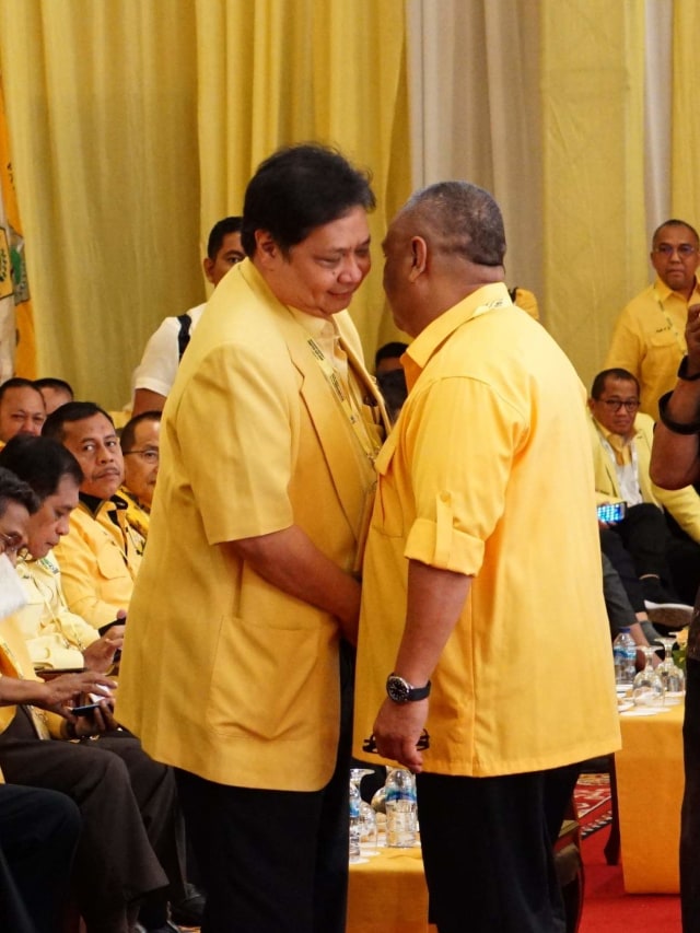 Ketua Partai Golkar Airlangga Hartarto berpelukan dengan salah satu kader usai laporan pertanggungjawaban sebagai ketum. Foto: Jamal Ramadhan/kumparan