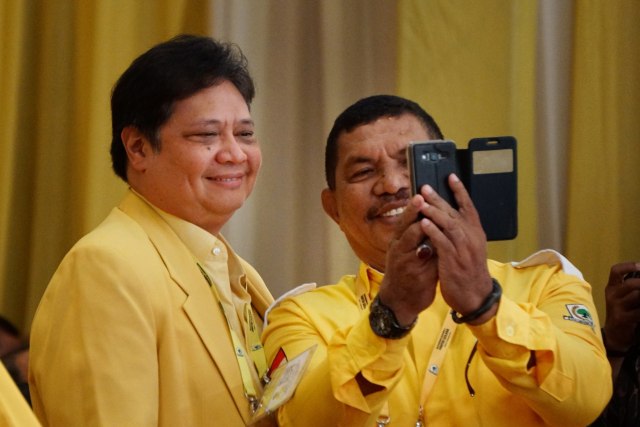 Ketua Umum partai Golkar, Airlangga Hartarto berfoto bersama salah satu kader golkar usai LPJ pada Munas X Partai Golkar di Jakarta. Foto: Jamal Ramadhan/kumparan