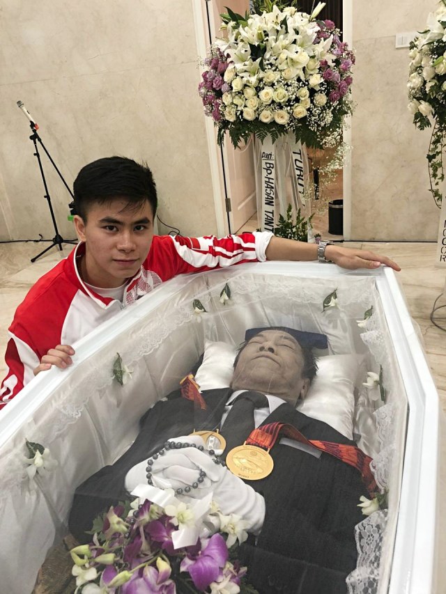 Edgar Xavier Marvelo, atlet wushu Indonesia mempersembahkan medali emas SEA Games untuk sang ayah. Foto: Dok. NOC Indonesia