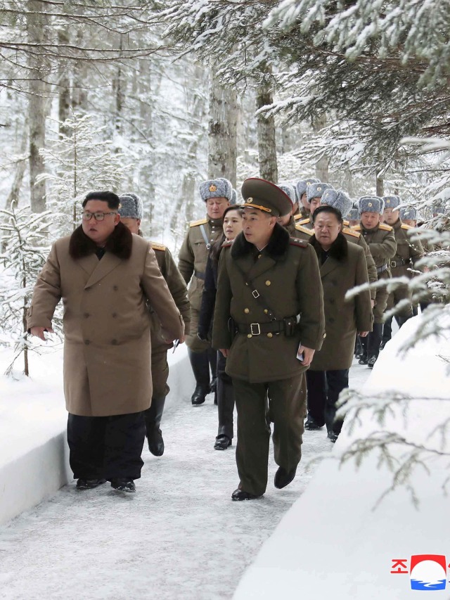 Pemimpin tertinggi Korea Utara Kim Jong Un (kiri) mengunjungi situs pertempuran di daerah Gunung Paektu, Ryanggang, Korea Utara, Rabu (4/12). Foto: KCNA via Reuters