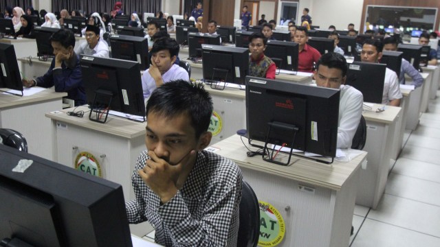 Suasana simulasi ujian berbasis computer assisted test (CAT) di Kantor Regional XII Badan Kepegawaian Negara di Kota Pekanbaru, Riau, Rabu (4/12). Foto: ANTARA FOTO/Aswaddy Hamid
