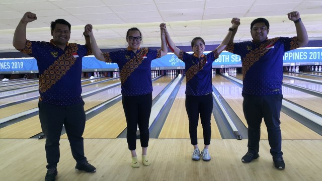Tim bowling nomor mens double dan women double berfoto bersama usai sumbang medali emas di ajang SEA Games 2019, Filipina, Rabu (4/12). Foto: Aditia Rizki Nugraha/kumparan