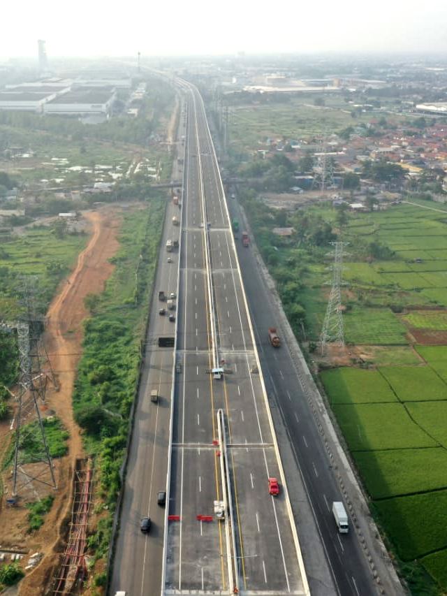 Foto udara proyek pembangunan jalan layang tol Jakarta-Cikampek. Foto: Helmi Afandi Abdullah/kumparan