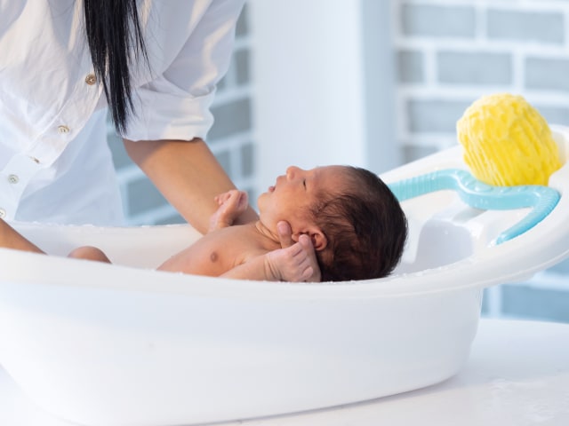 Umur Berapa Bayi Bisa Duduk Sendiri di Bak Mandi? Foto: Shutter Stock