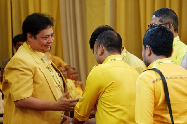 Ketua Umum Golkar Airlangga Hartarto (kiri) menghadiri Munas Partai Golkar ke X di Hotel Ritz Carlton, Jakarta Selatan.  Foto: Jamal Ramadhan/kumparan 