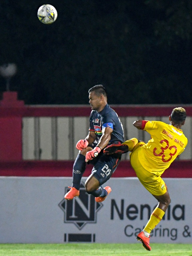 Pemain Bhayangkara FC Bruno Matos berebut bola dengan penjaga gawang Persija Jakarta dalam lanjutan Liga 1 2019 di Stadion PTIK, Jakarta.  Foto: ANTARA FOTO/M Risyal Hidayat