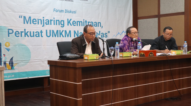 Forum Diskusi "Menjaring Kemitraan, Perkuat UMKM Naik Kelas" di Press Room Kementerian Koperasi dan UKM RI (26/11)