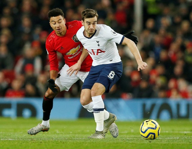 Jesse Lingard berduel dengan Harry Winks. Foto: REUTERS/Andrew Yates 