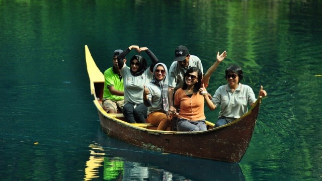 Para Rombongan Pariwisata Sulawesi Tengah juga merasakan keindahan alami di Paisu Pok, Kecamatan Bulagi Utara, Kabupaten Banggai Kepulauan, Sulawesi Tengah. Foto: Djunaedi