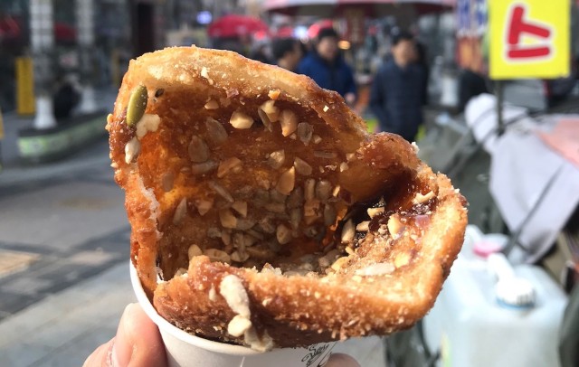 Ssiat Hotteok, pancake berisi biji matahari dan kacang-kacangan.  Foto: Adhie Ichsan/kumparan