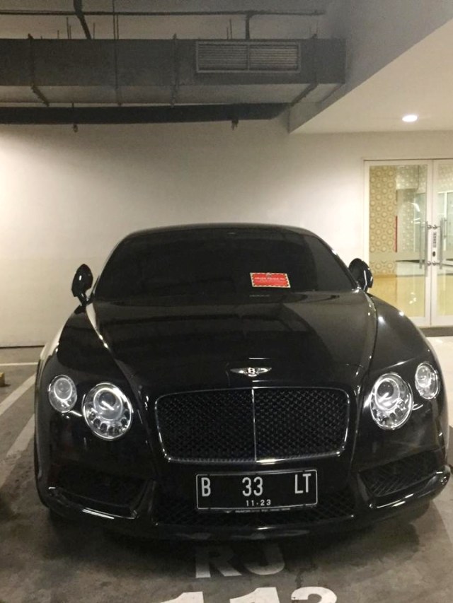 Mobil Bentley yang dipasang stiker belum melunasi pajak oleh BPRD Jakarta dengan supervisi KPK. Foto: Lutfan Darmawan/kumparan