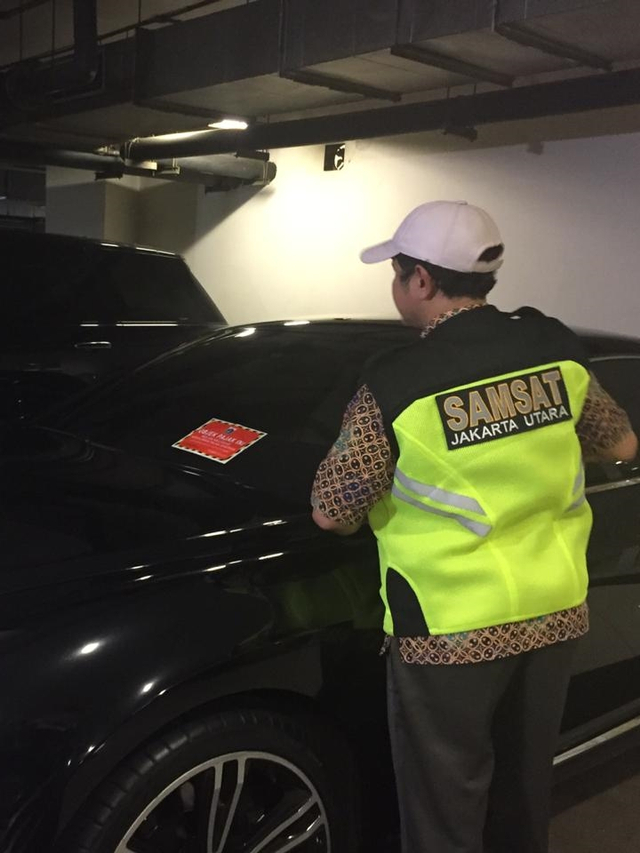 Mobil mewah yang belum bayar pajak dipasang stiker objek pajak oleh BPRD Jakarta dengan supervisi KPK. Foto: Lutfan Darmawan/kumparan
