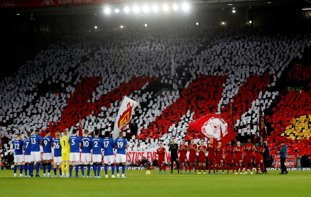 Koreo 'YNWA' di Derbi Merseyside, Kamis (5/12/2019). Foto: Reuters/Lee Smith
