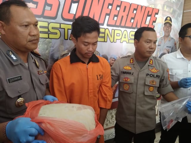 Pelaku saat ditunjukkan kepada wartawan (kanalbali/KAD)