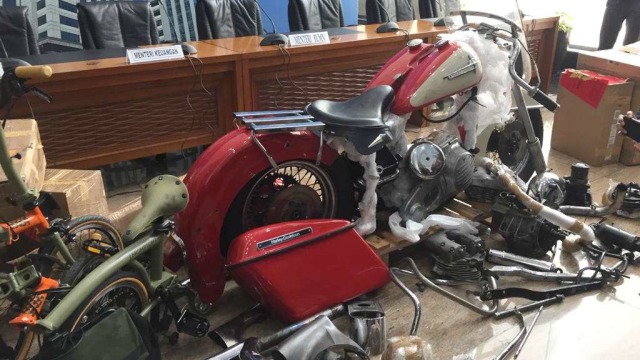 Spare part Harley Davidson dan sepeda Brompton yang diselundupkan lewat pesawat baru Garuda Indonesia. Foto: Abdul Latif/kumparan