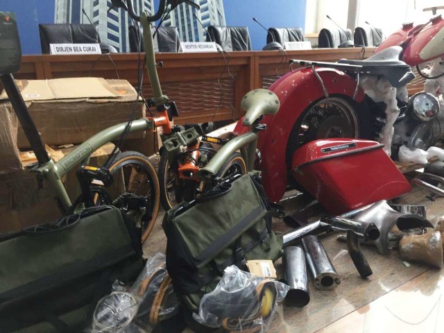 Barang Selundupan Sepeda Brompton yang Ditemukan Melalui Pesawat Baru Garuda Indoensia. Foto: Abdul Latif/kumparan