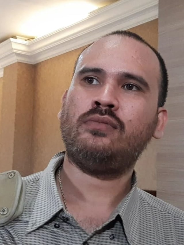 Arya Satria Claproth Mendatangi Polres Jakarta Selatan, Kamis (5/12). Foto: Giovanni/kumparan