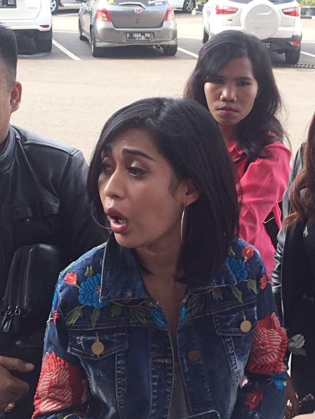 Karen Pooroe didampingi Kuasa Hukum Acong Latief mendatangi Polres Jakarta Selatan, Kamis (5/12). Foto: Giovanni/kumparan