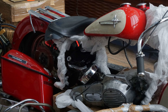 Sepeda Brompton dan Harley Davidson yang diselundupkan melalui pesawat baru Garuda Indoensia. Foto: Irfan Adi Saputra/kumparan