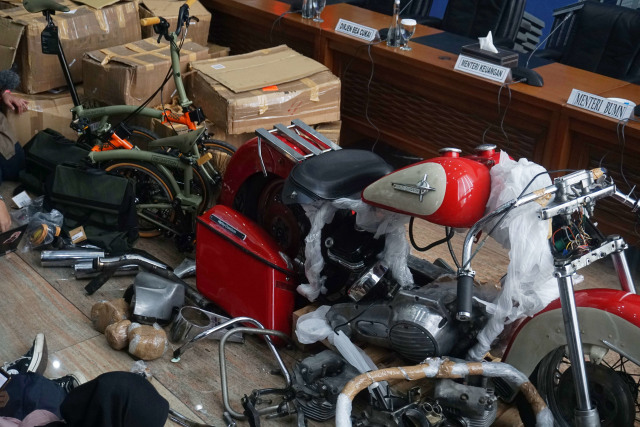 Sepeda Brompton dan Harley Davidson yang diselundupkan melalui pesawat baru Garuda Indoensia. Foto: Irfan Adi Saputra/kumparan