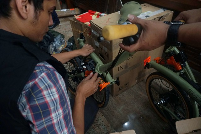 Petugas merapikan kembali barang selundupan sepeda Brompton yang ditemukan di pesawat baru Garuda Indonesia. Foto: Irfan Adi Saputra/kumparan
