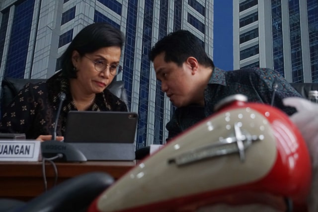 Menteri Keuangan Sri Mulyani dan Menteri BUMN Erick Thohir saat konferensi pers penyelundupan di pesawat Garuda Indonesia. Foto: Irfan Adi Saputra/kumparan