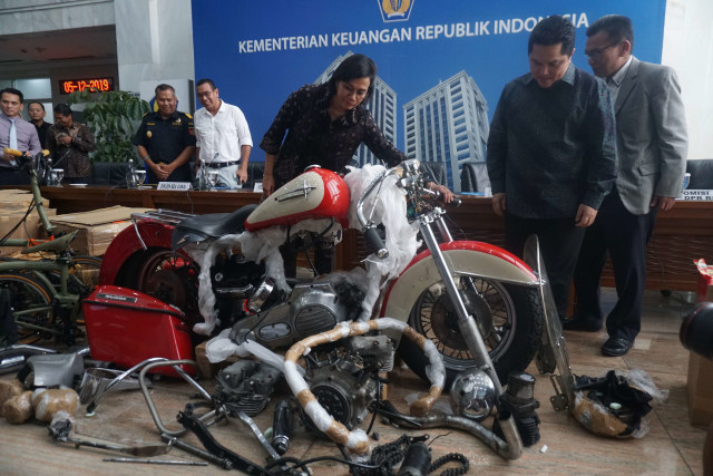 Menteri Keuangan Sri Mulyani dan Menteri BUMN Erick Thohir saat konferensi pers penyelundupan di pesawat Garuda Indonesia. Foto: Irfan Adi Saputra/kumparan