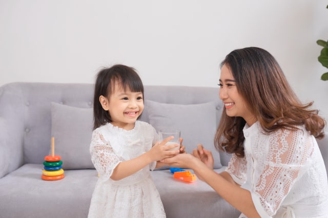 com-Ilustrasi anak minum susu formula terbaik. Foto: Shutterstock