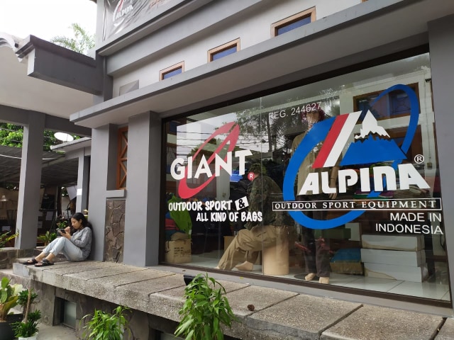 Toko outdoor Alpina. Foto: Rachmadi Rasyad/kumparan