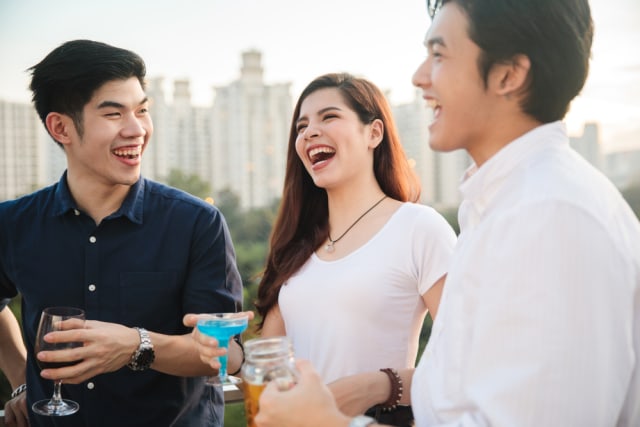 Ilustrasi anak muda zaman now nongkrong bersama. Foto: Shutterstock