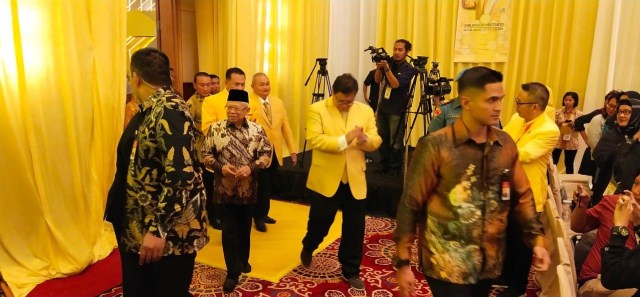 Bamsoet dan Airlangga Sambut Wapres Ma'ruf Amin dalam penutupan Munas X Golkar. Foto: Rafyq Panjaitan/kumparan