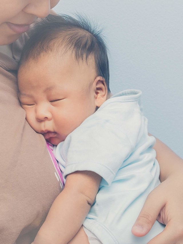 Ilustrasi bayi tidur di dada ibu. Foto: Shutter Stock